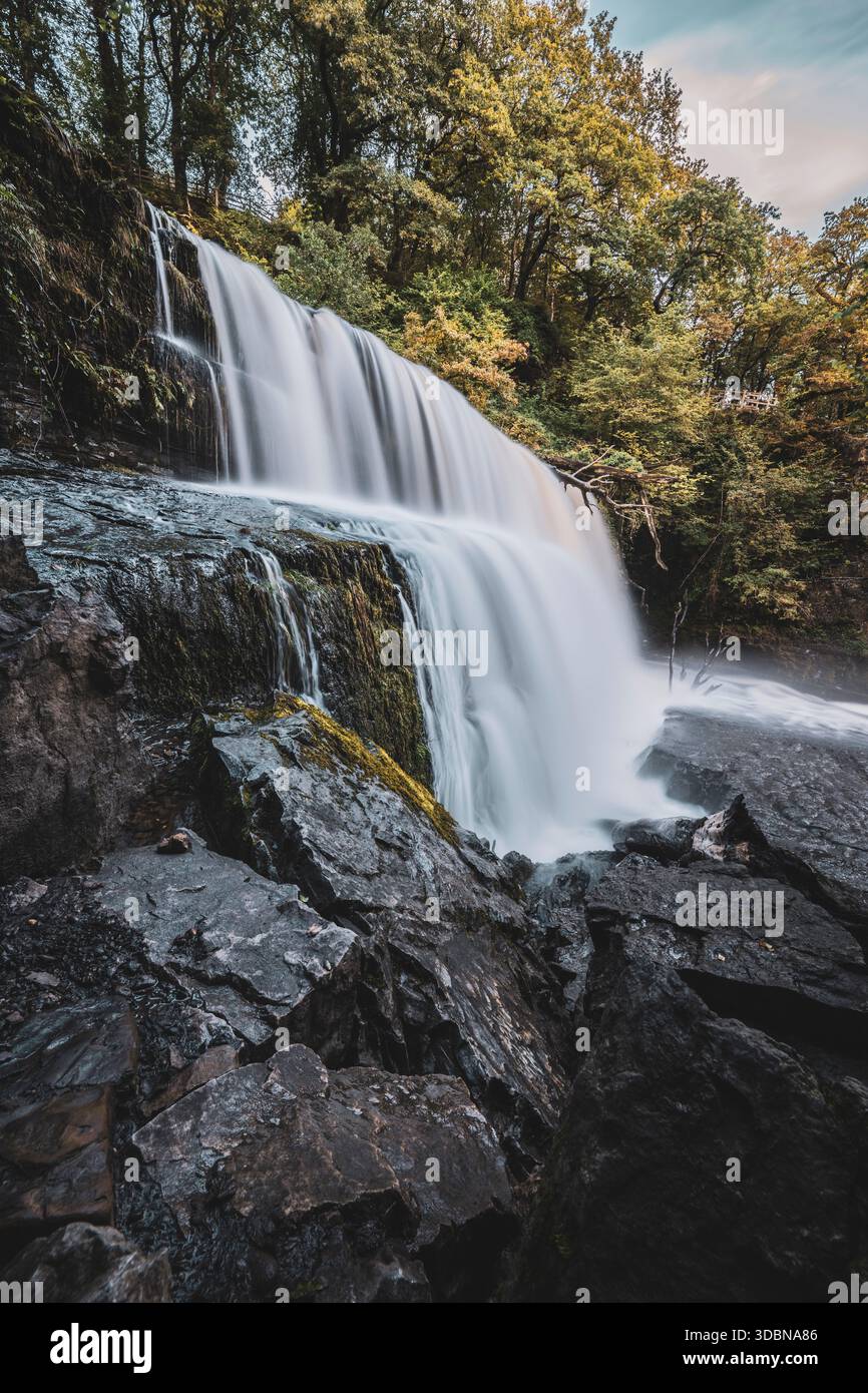 Le pays des cascades (gallois : Bro'R Sgydau) est le cours supérieur de la vallée de Neath dans le sud du pays de Galles, en bordure du parc national de Brecon Beacons. Une zone touristique à l'extrémité supérieure de la Vale avec un grand nombre de cascades accessibles au public, Sgwd Clun-Gwyn Waterfall Banque D'Images