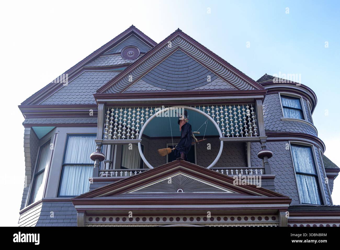 Sorcière décoration d'Halloween sur le balcon d'une maison de style victorien, décorations d'Halloween pour trick-or-Treatment Banque D'Images