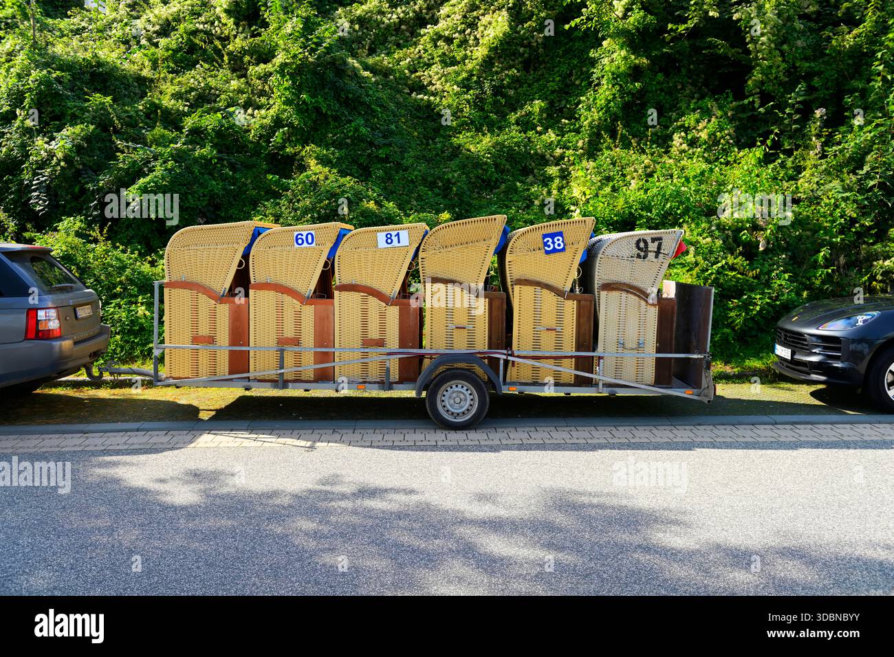 Chaises de plage ramassées pour enlèvement à la fin de la saison estivale à Scharbeutz, Schleswig-Holstein, Allemagne Banque D'Images