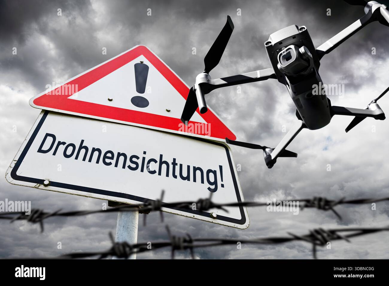 Drone dans le ciel et signe de danger avec inscription drone observation, symbole photo drone survols et défense drone, photomontage Banque D'Images