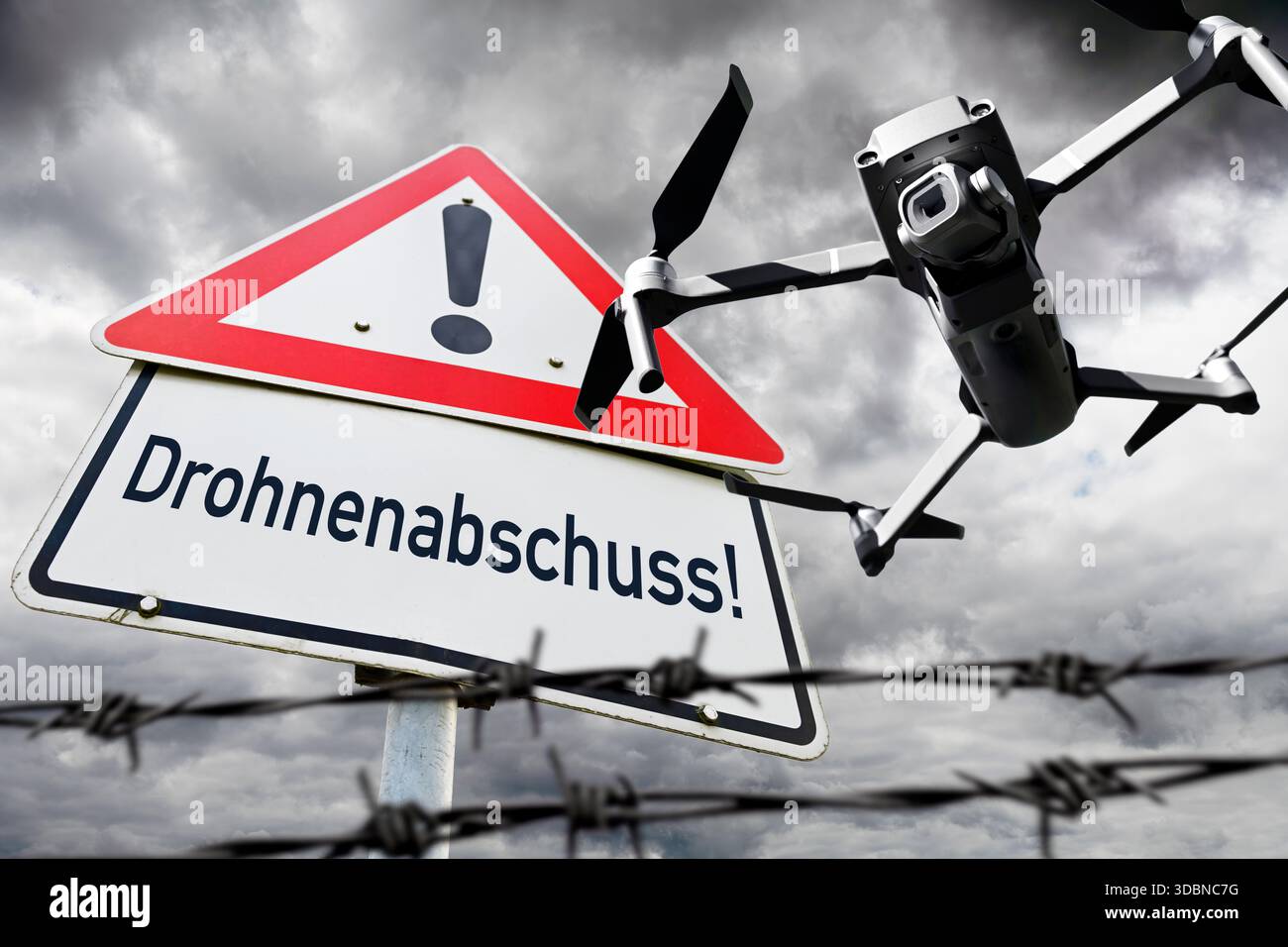 Drone dans le ciel et signe de danger avec l'inscription Drone Launch, photo symbolique survols de drone et défense de drone, photomontage Banque D'Images