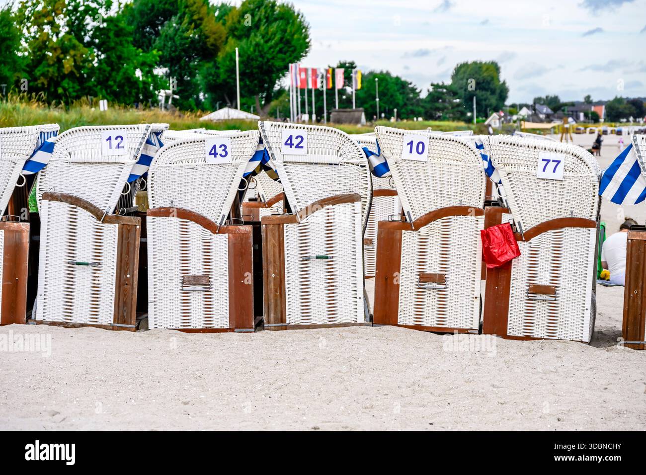 Chaises de plage ramassées pour enlèvement à la fin de la saison estivale à Scharbeutz, Schleswig-Holstein, Allemagne Banque D'Images
