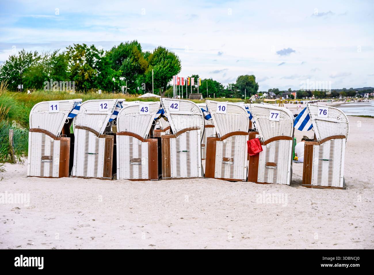 Chaises de plage ramassées pour enlèvement à la fin de la saison estivale à Scharbeutz, Schleswig-Holstein, Allemagne Banque D'Images