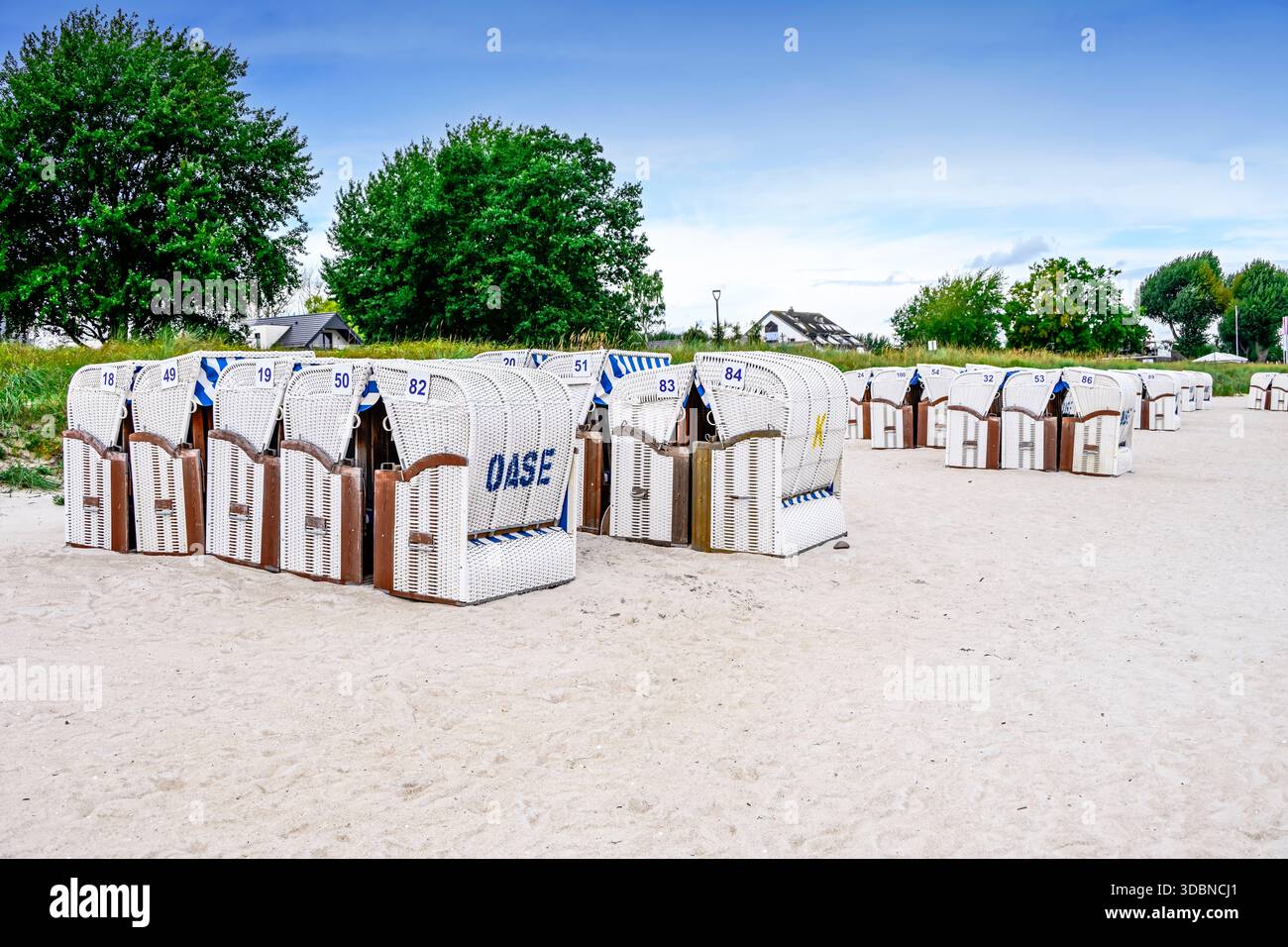 Chaises de plage ramassées pour enlèvement à la fin de la saison estivale à Scharbeutz, Schleswig-Holstein, Allemagne Banque D'Images