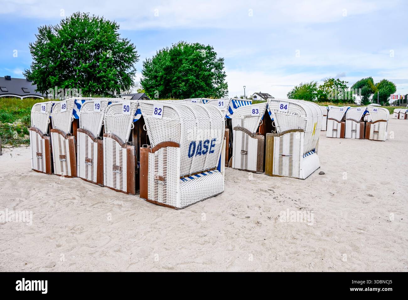 Chaises de plage ramassées pour enlèvement à la fin de la saison estivale à Scharbeutz, Schleswig-Holstein, Allemagne Banque D'Images