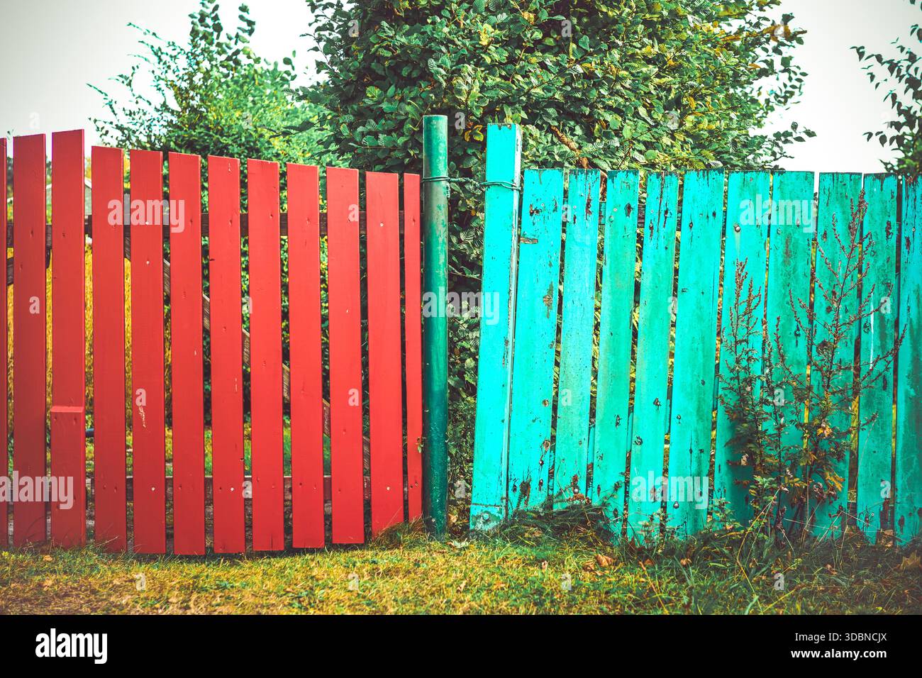 Deux clôtures, quartier photo symbolique et conflit de quartier Banque D'Images