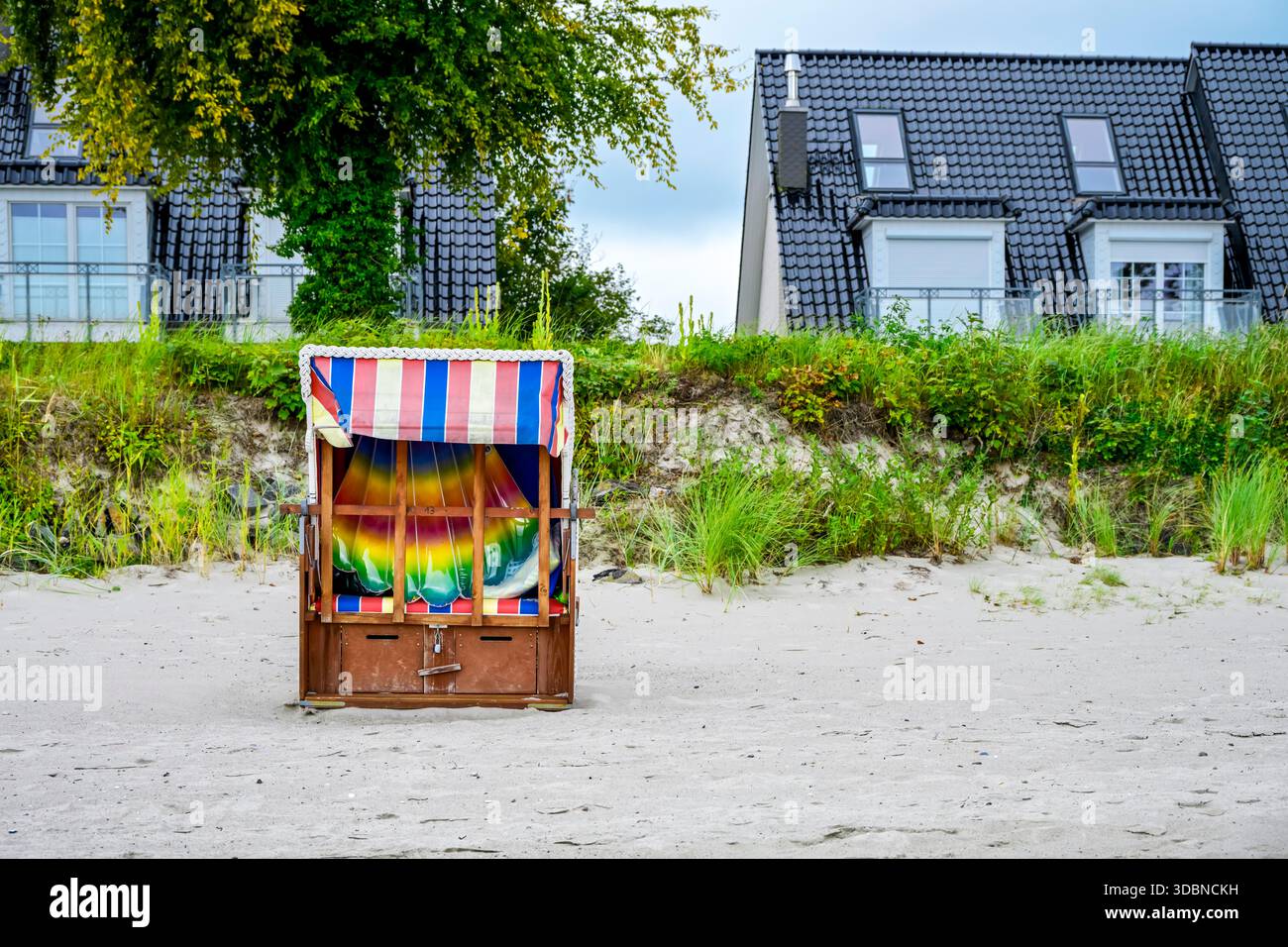 Chaise de plage sur la plage à la fin de la saison estivale à Haffkrug, Scharbeutz, Schleswig-Holstein, Allemagne Banque D'Images