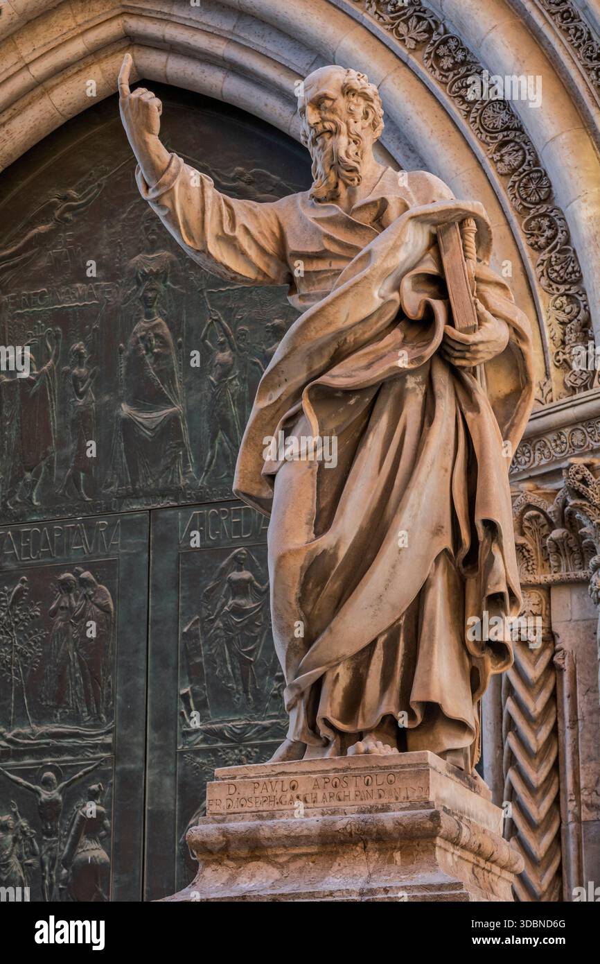 Statue de Saint Paul l'Apôtre à l'entrée de la cathédrale de Palerme, Sicile, Italie Banque D'Images