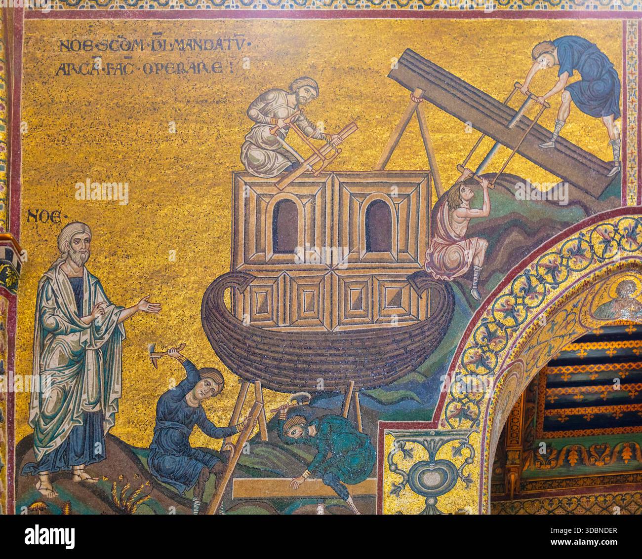 Mosaïque illustrant la construction de l'arche de Noé, Noé supervisant les travaux et plusieurs ouvriers construisant activement le navire. Cette composition dynamique et détaillée appartient au cycle Genèse des mosaïques de la cathédrale de Monreale. Province de Palerme, Sicile, Italie Banque D'Images