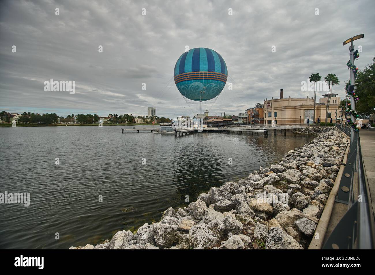 Orlando, Floride, États-Unis, 9 décembre 2025 :Disney Springs au Walt Disney World Resort. Photo de l'après-midi montrant le ballon Aerophile Banque D'Images
