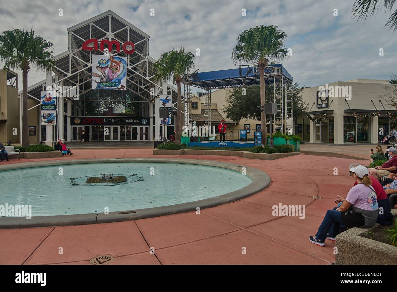 Orlando, Floride, États-Unis, 9 décembre 2025 :Disney Springs au Walt Disney World Resort. Prise de vue de l'après-midi montrant les cinémas AMC Banque D'Images