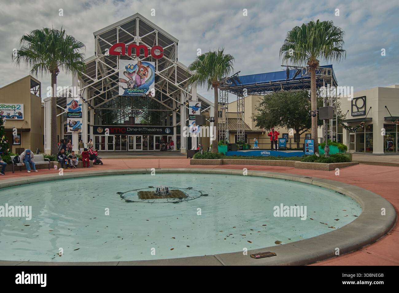 Orlando, Floride, États-Unis, 9 décembre 2025 :Disney Springs au Walt Disney World Resort. Prise de vue de l'après-midi montrant les cinémas AMC Banque D'Images