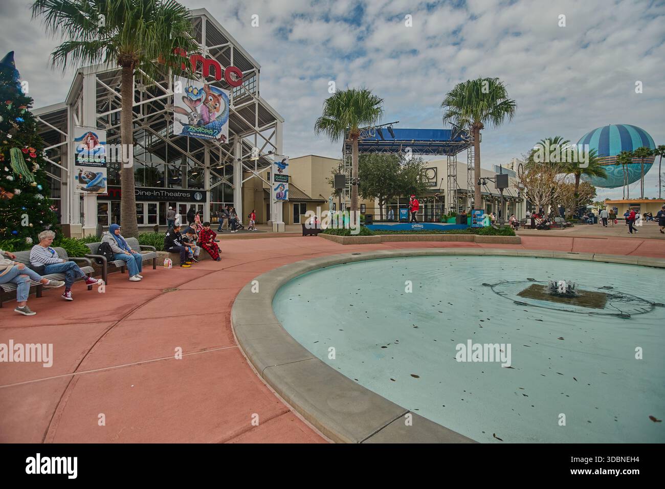 Orlando, Floride, États-Unis, 9 décembre 2025 :Disney Springs au Walt Disney World Resort. Prise de vue de l'après-midi montrant les cinémas AMC Banque D'Images