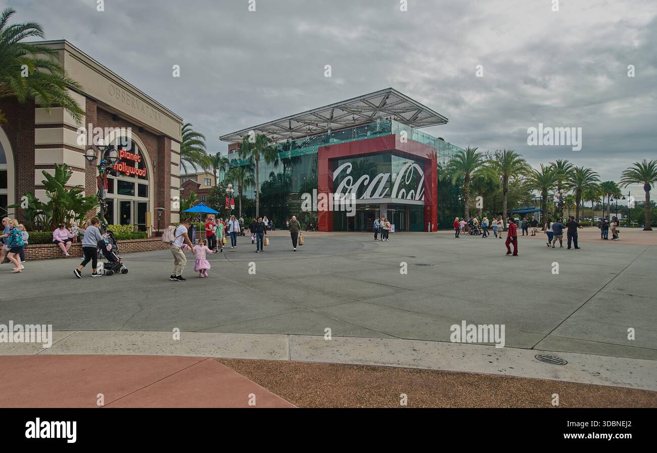 Orlando, Floride, États-Unis, 9 décembre 2025 :Disney Springs au Walt Disney World Resort. Photo de l'après-midi montrant le magasin Coca-Cola et Planet Hollywood Banque D'Images