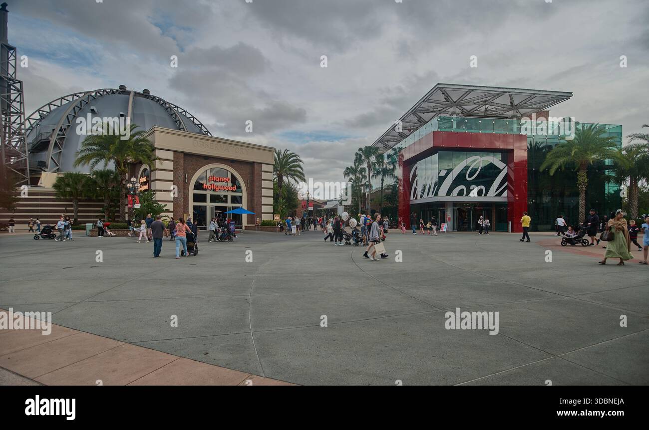 Orlando, Floride, États-Unis, 9 décembre 2025 :Disney Springs au Walt Disney World Resort. Photo de l'après-midi montrant le magasin Coca-Cola et Planet Hollywood Banque D'Images