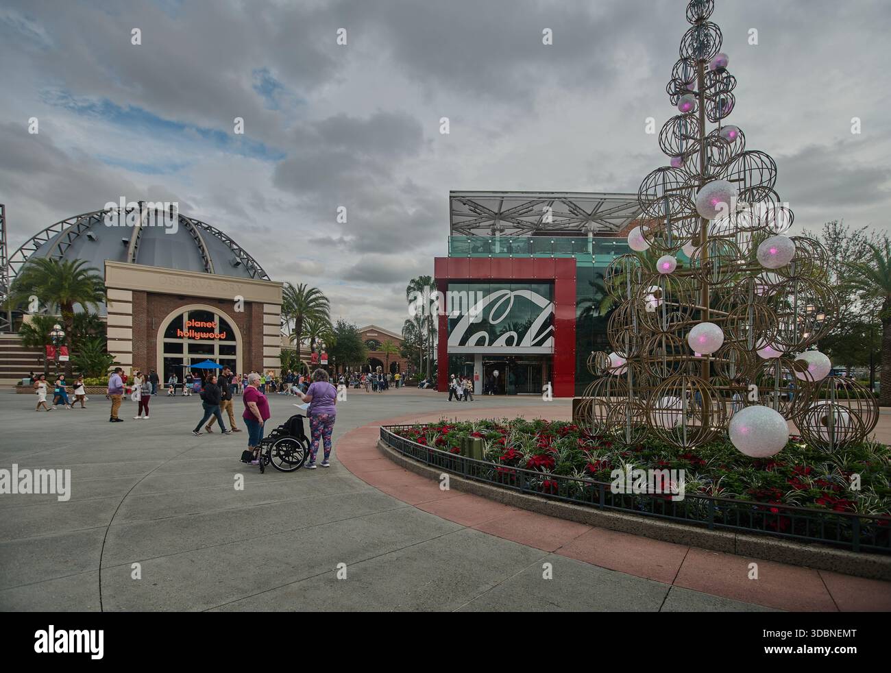 Orlando, Floride, États-Unis, 9 décembre 2025 :Disney Springs au Walt Disney World Resort. Photo de l'après-midi montrant le magasin Coca-Cola et Planet Hollywood Banque D'Images