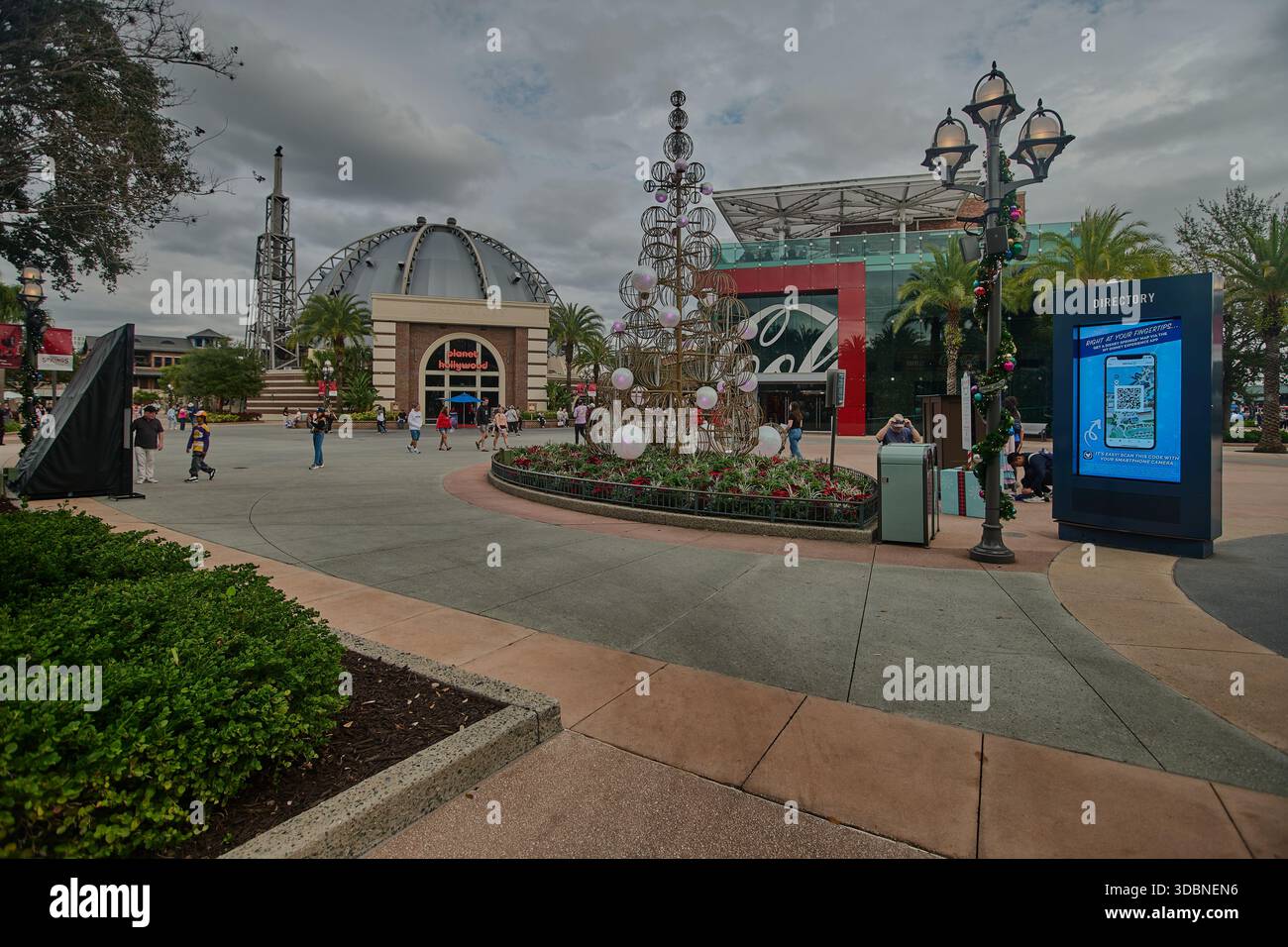 Orlando, Floride, États-Unis, 9 décembre 2025 :Disney Springs au Walt Disney World Resort. Photo de l'après-midi montrant le magasin Coca-Cola et Planet Hollywood Banque D'Images