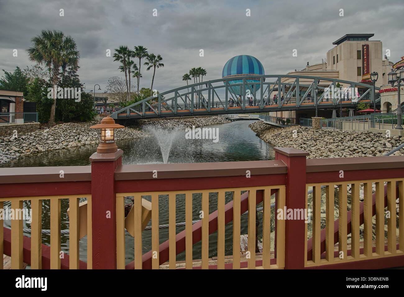 Orlando, Floride, États-Unis, 9 décembre 2025 :Disney Springs au Walt Disney World Resort. Photo de l'après-midi montrant le ballon Aerophile Banque D'Images