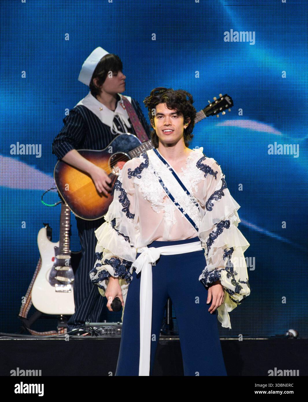 Washington DC, États-Unis. 17 décembre 2025. Conan Gray se produit lors de iHeartRadio Hot 99.5's Jingle Ball 2025 présenté par Capital One à Capital One Arena le 16 décembre 2025 à Washington, DC. Photo : Lisa Walker/imageSPACE crédit : Imagespace/Alamy Live News Banque D'Images