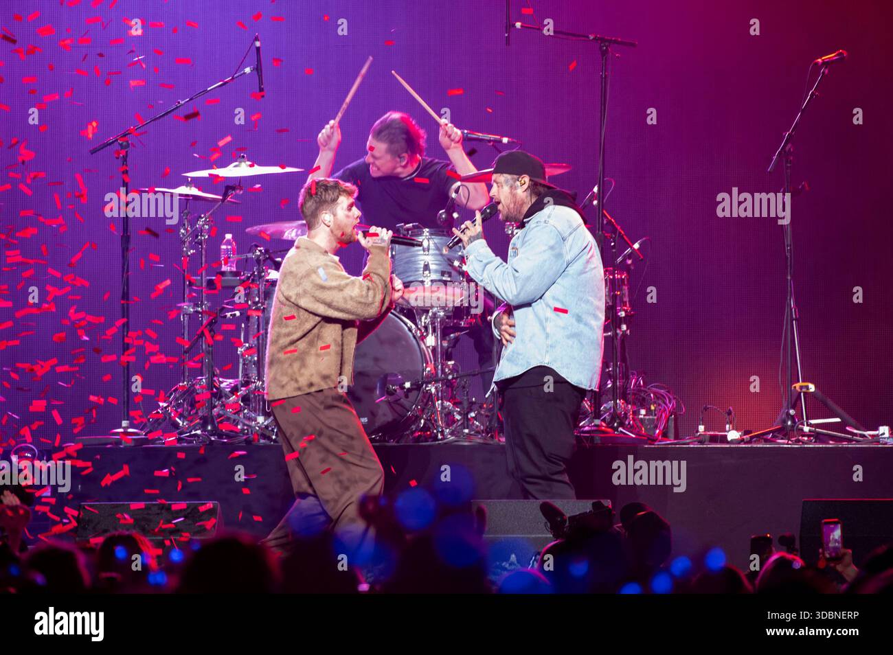 Washington DC, États-Unis. 17 décembre 2025. Alex Warren et Jelly Roll jouent lors du Jingle Ball 2025 d'iHeartRadio Hot 99 présenté par Capital One à Capital One Arena le 16 décembre 2025 à Washington DC. Photo : Lisa Walker/imageSPACE crédit : Imagespace/Alamy Live News Banque D'Images