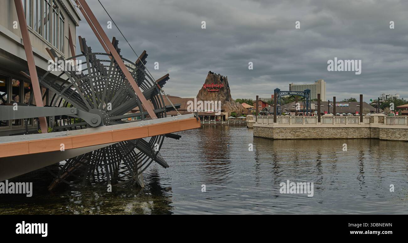 Orlando, Floride, États-Unis, 9 décembre 2025 :Disney Springs au Walt Disney World Resort. Photo de l'après-midi montrant le café Rainforest Banque D'Images