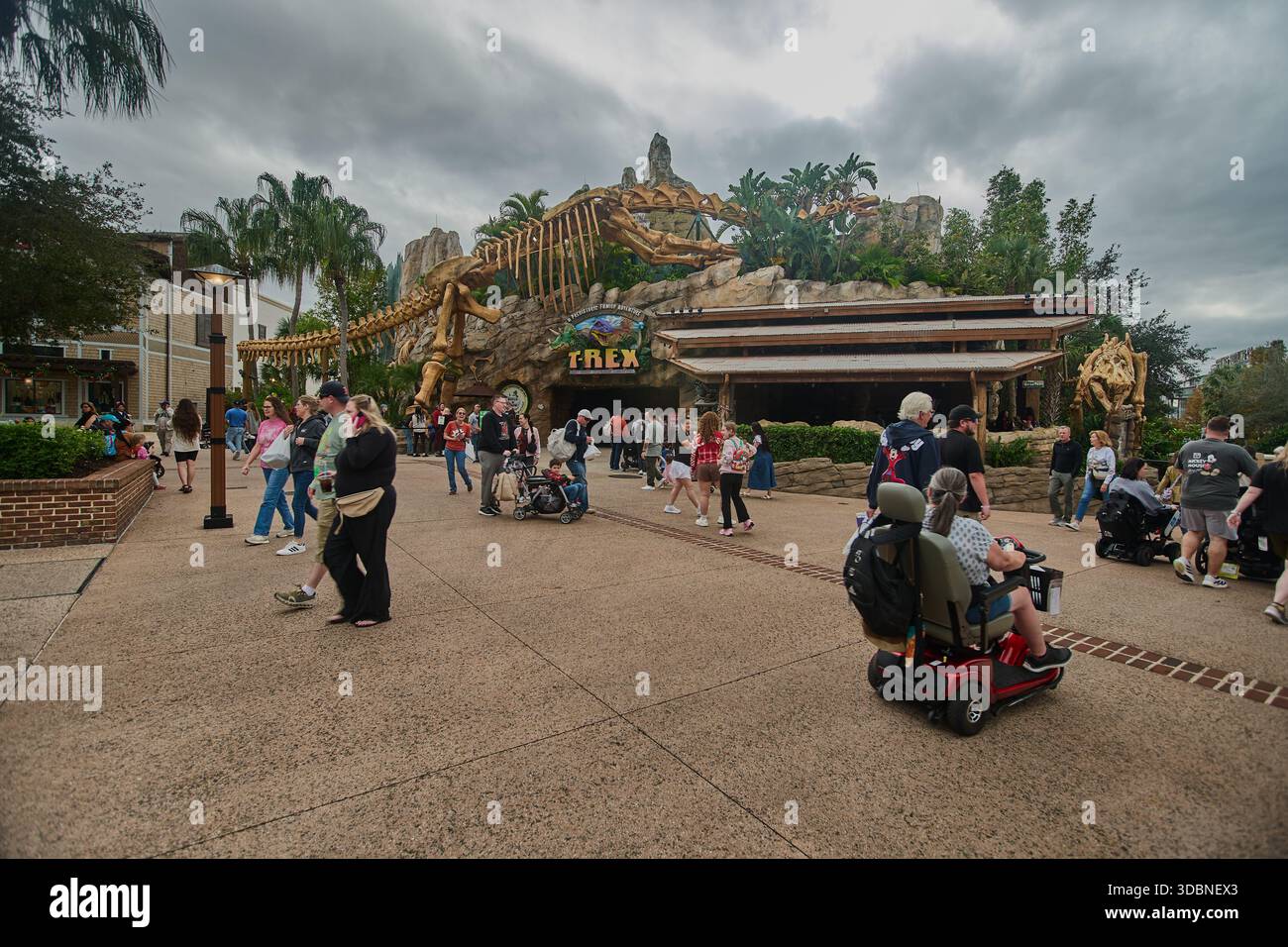 Orlando, Floride, États-Unis-9 décembre 2025 :Disney Springs complexe de divertissement au Walt Disney World Resort. Photo de l'après-midi montrant le café T-Rex Banque D'Images