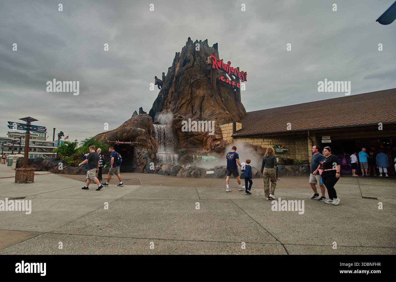 Orlando, Floride, États-Unis, 9 décembre 2025 :Disney Springs au Walt Disney World Resort. Photo de l'après-midi montrant le café Rainforest Banque D'Images