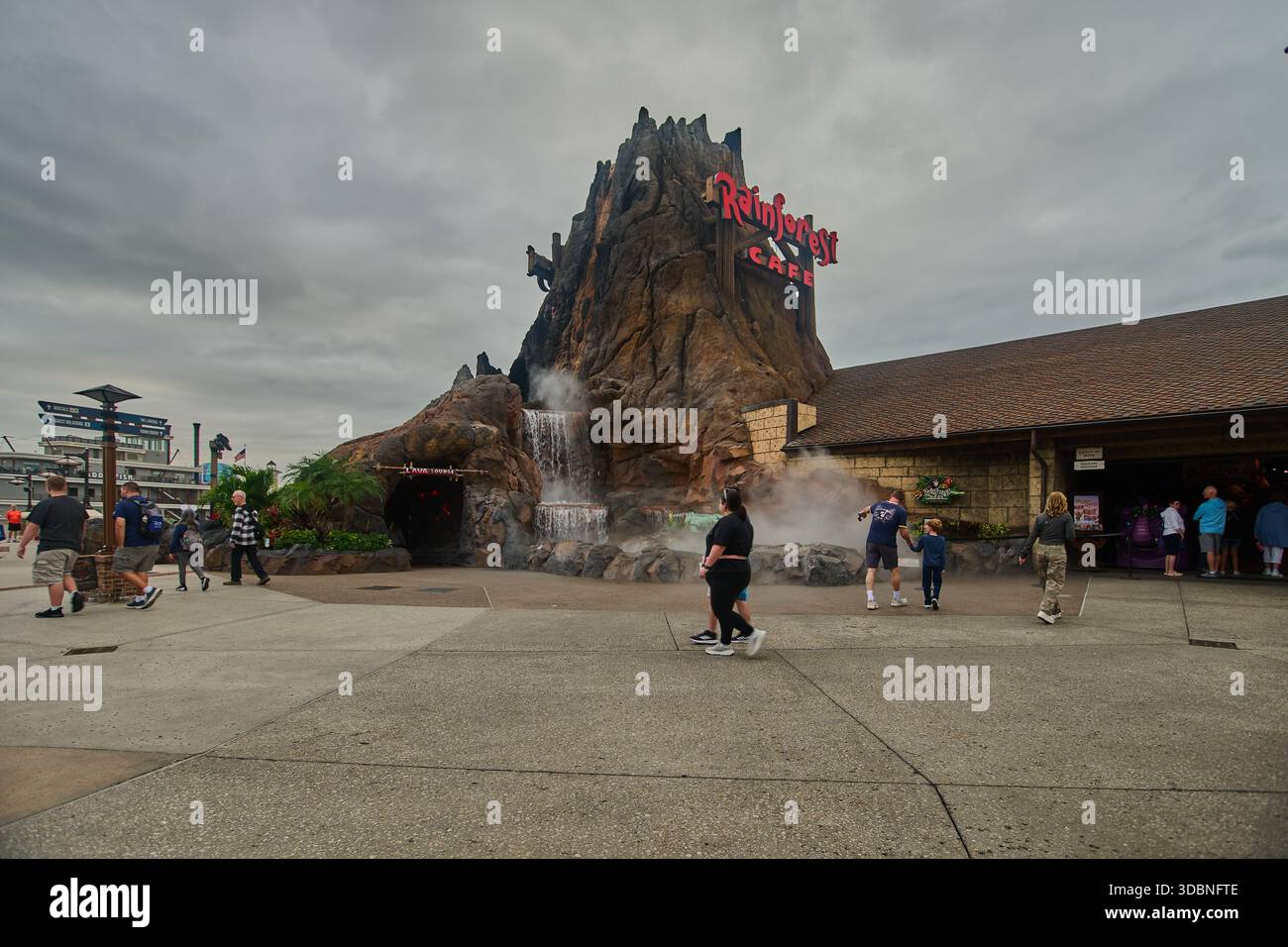Orlando, Floride, États-Unis, 9 décembre 2025 :Disney Springs au Walt Disney World Resort. Photo de l'après-midi montrant le café Rainforest Banque D'Images