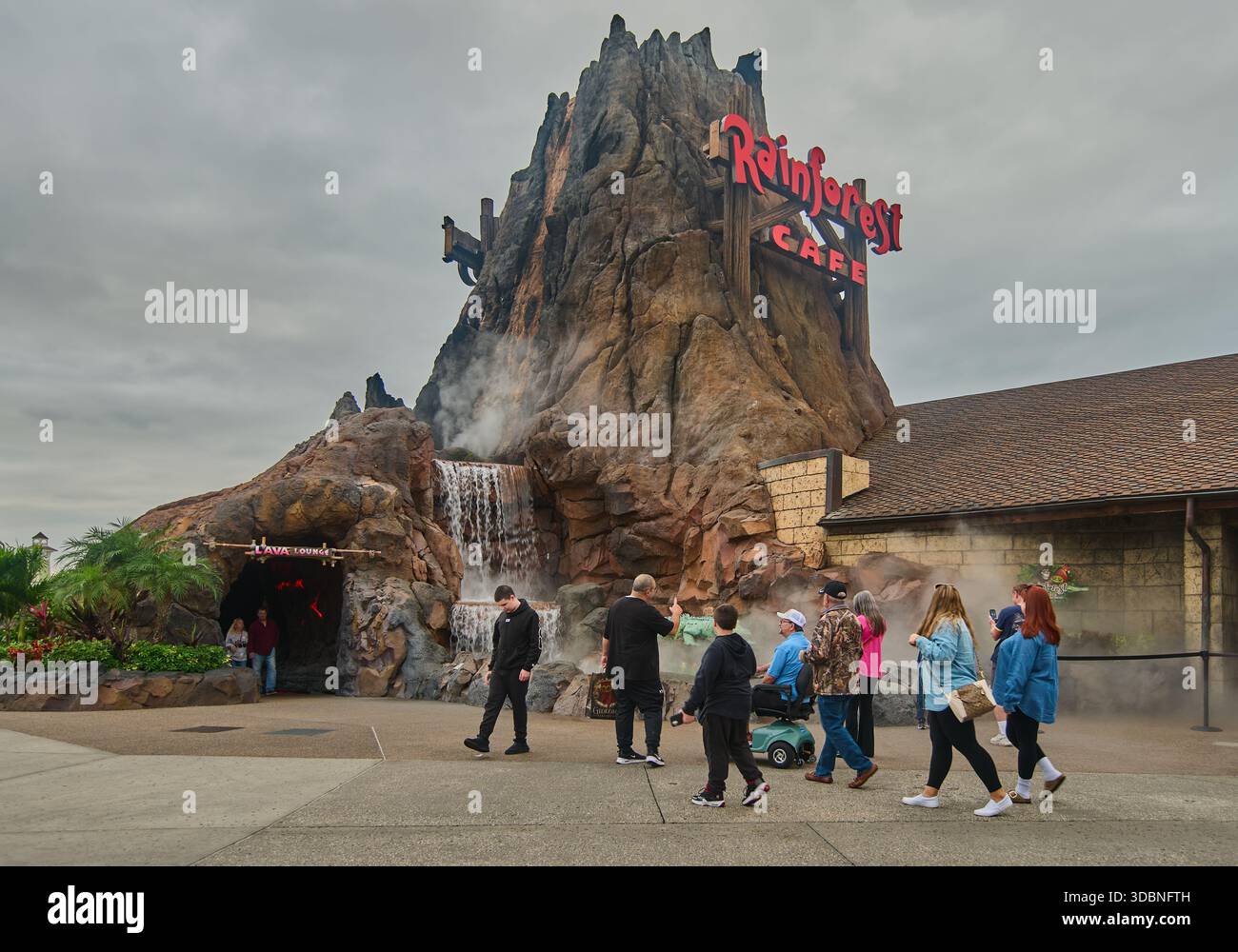 Orlando, Floride, États-Unis, 9 décembre 2025 :Disney Springs au Walt Disney World Resort. Photo de l'après-midi montrant le café Rainforest Banque D'Images