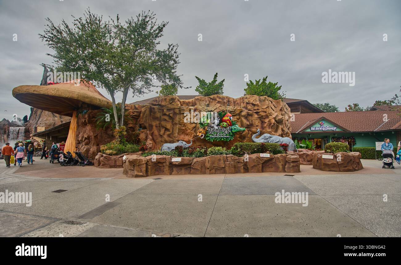 Orlando, Floride, États-Unis, 9 décembre 2025 :Disney Springs au Walt Disney World Resort. Photo de l'après-midi montrant le café Rainforest Banque D'Images