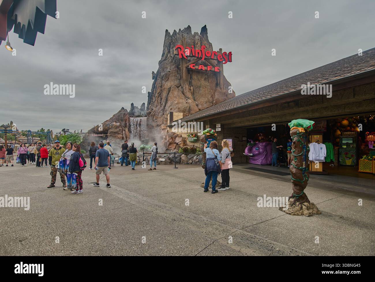 Orlando, Floride, États-Unis, 9 décembre 2025 :Disney Springs au Walt Disney World Resort. Photo de l'après-midi montrant le café Rainforest Banque D'Images