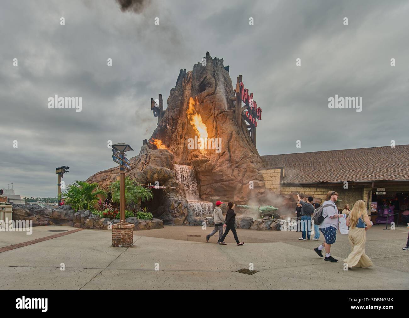Orlando, Floride, États-Unis, 9 décembre 2025 :Disney Springs au Walt Disney World Resort. Prise de vue de l'après-midi montrant une éruption volcanique depuis le Rainforest Café Banque D'Images