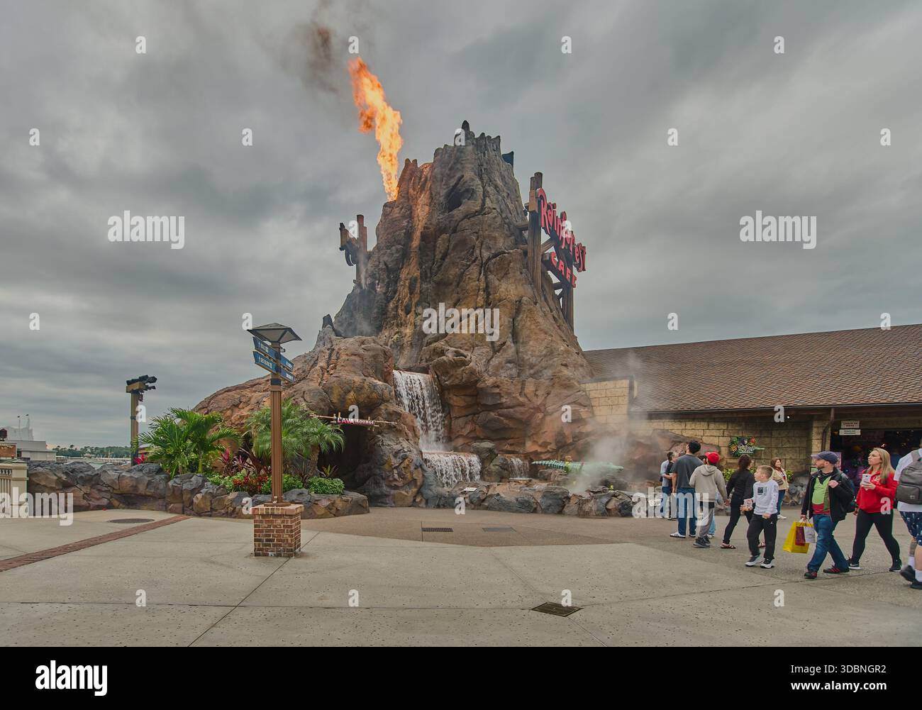 Orlando, Floride, États-Unis, 9 décembre 2025 :Disney Springs au Walt Disney World Resort. Prise de vue de l'après-midi montrant une éruption volcanique depuis le Rainforest Café Banque D'Images