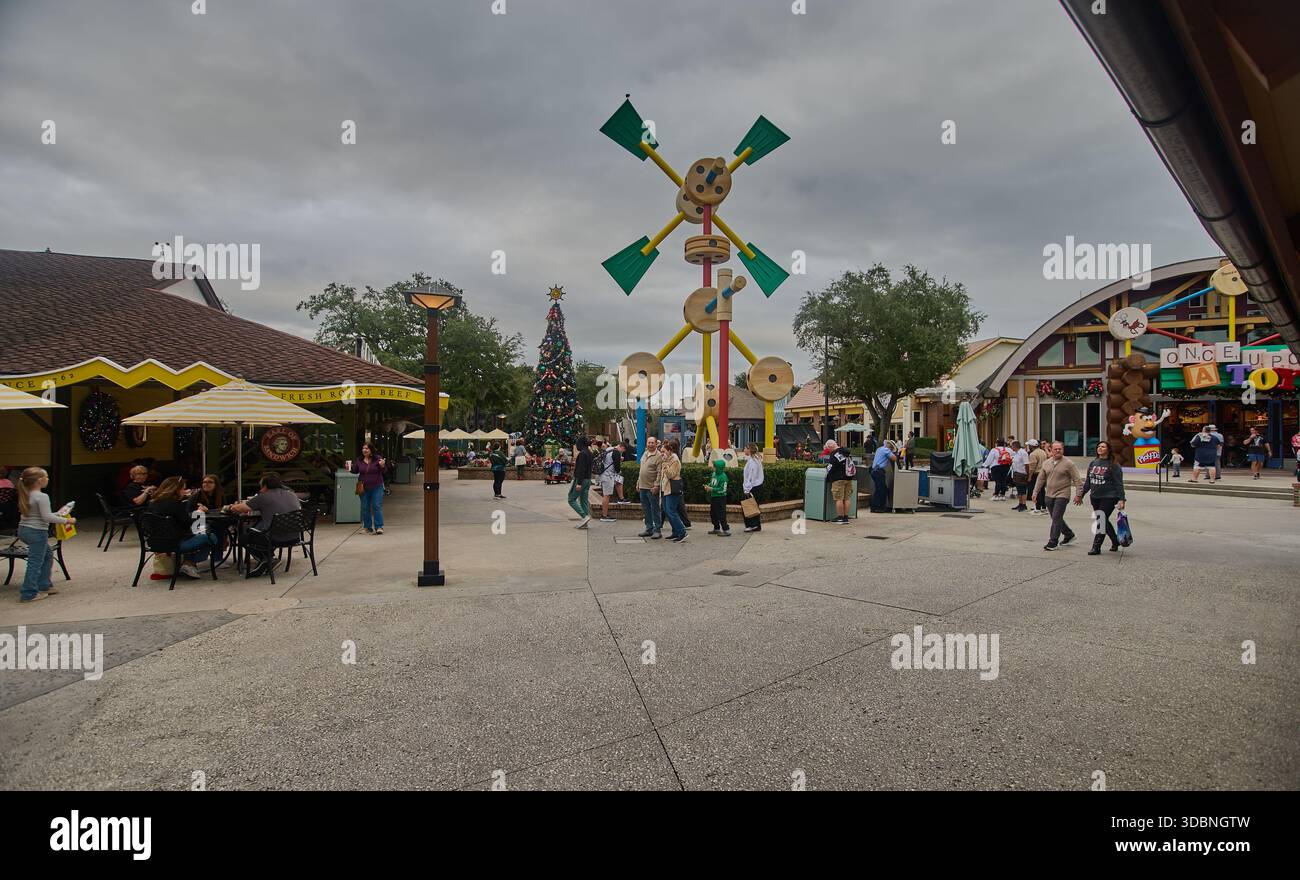 Orlando, Floride, États-Unis-9 décembre 2025 :Disney Springs complexe de divertissement au Walt Disney World Resort. Photo de l'après-midi montrant le moulin à vent Tinker jouet Banque D'Images