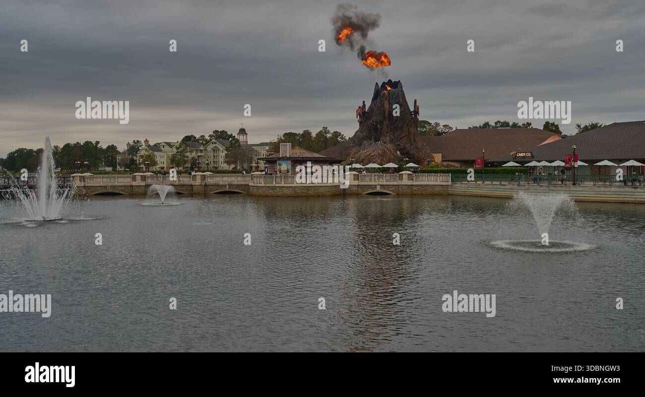Orlando, Floride, États-Unis, 9 décembre 2025 :Disney Springs au Walt Disney World Resort. Prise de vue de l'après-midi montrant une éruption volcanique depuis le Rainforest Café Banque D'Images