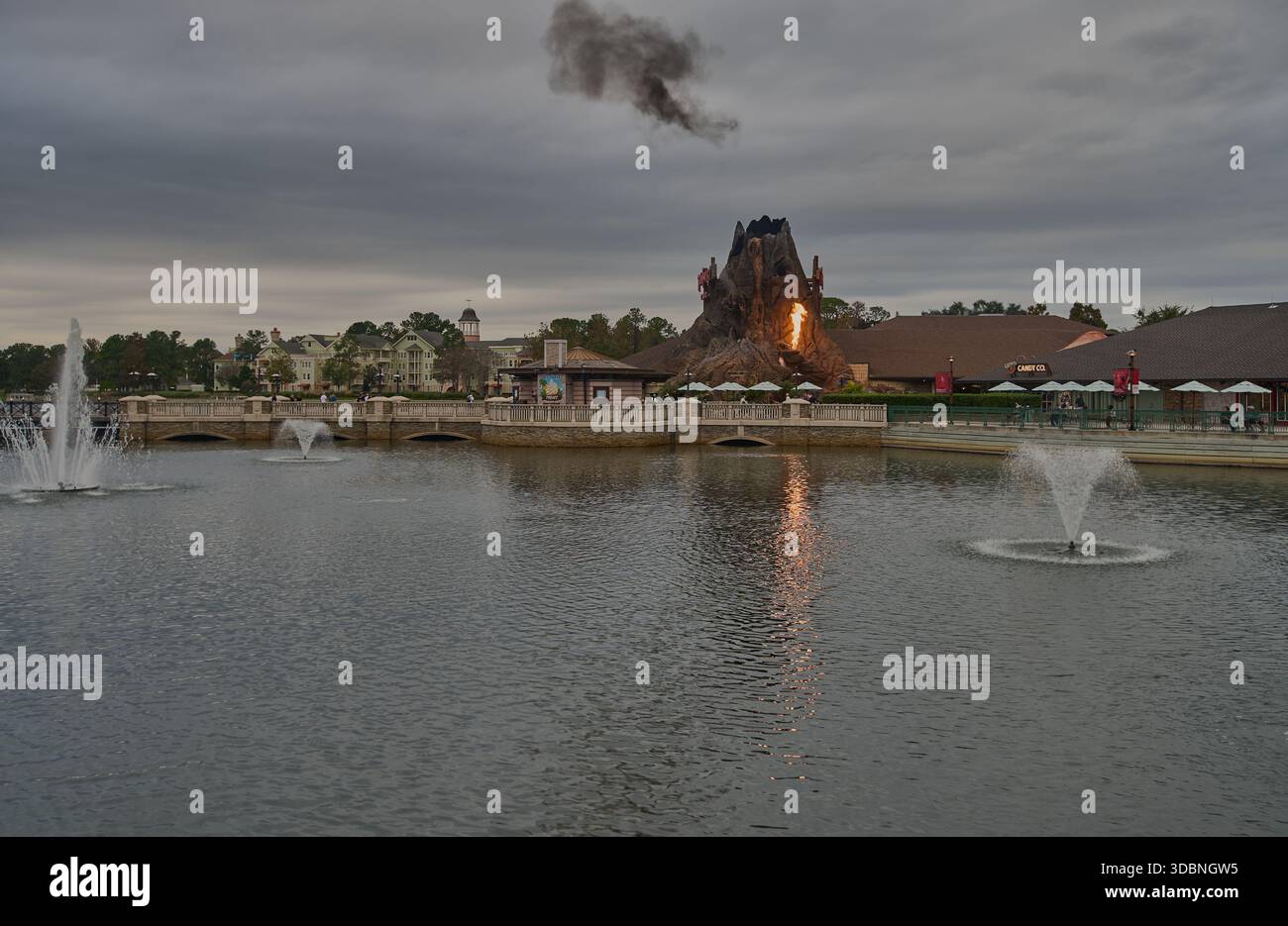 Orlando, Floride, États-Unis, 9 décembre 2025 :Disney Springs au Walt Disney World Resort. Prise de vue de l'après-midi montrant une éruption volcanique depuis le Rainforest Café Banque D'Images