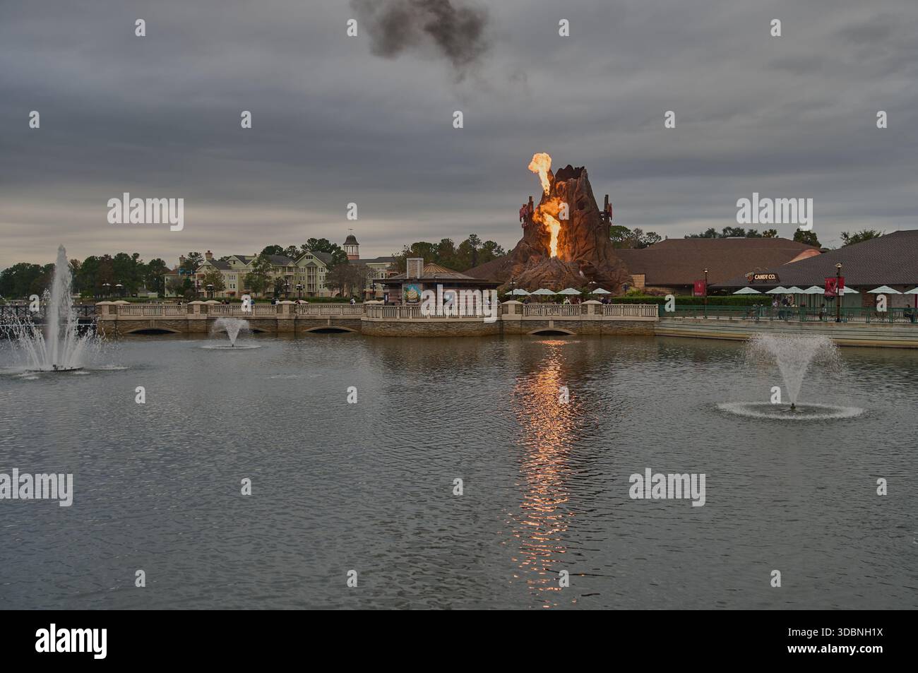 Orlando, Floride, États-Unis, 9 décembre 2025 :Disney Springs au Walt Disney World Resort. Prise de vue de l'après-midi montrant une éruption volcanique depuis le Rainforest Café Banque D'Images