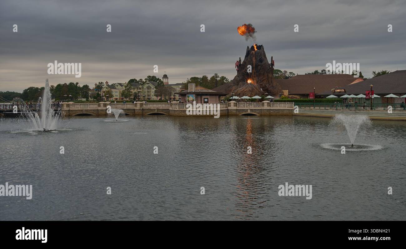 Orlando, Floride, États-Unis, 9 décembre 2025 :Disney Springs au Walt Disney World Resort. Prise de vue de l'après-midi montrant une éruption volcanique depuis le Rainforest Café Banque D'Images