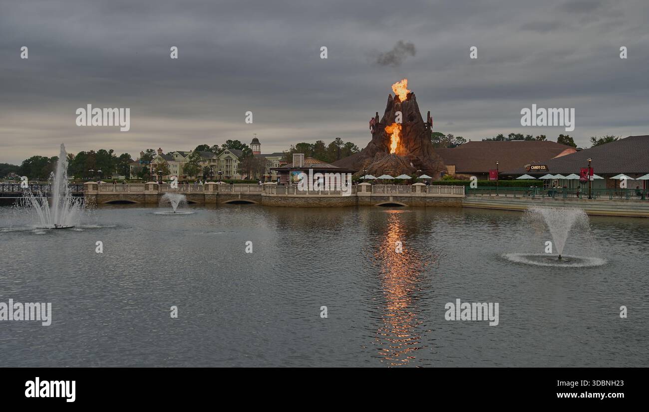 Orlando, Floride, États-Unis, 9 décembre 2025 :Disney Springs au Walt Disney World Resort. Prise de vue de l'après-midi montrant une éruption volcanique depuis le Rainforest Café Banque D'Images