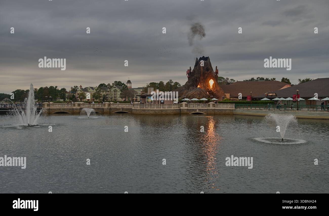 Orlando, Floride, États-Unis, 9 décembre 2025 :Disney Springs au Walt Disney World Resort. Prise de vue de l'après-midi montrant une éruption volcanique depuis le Rainforest Café Banque D'Images