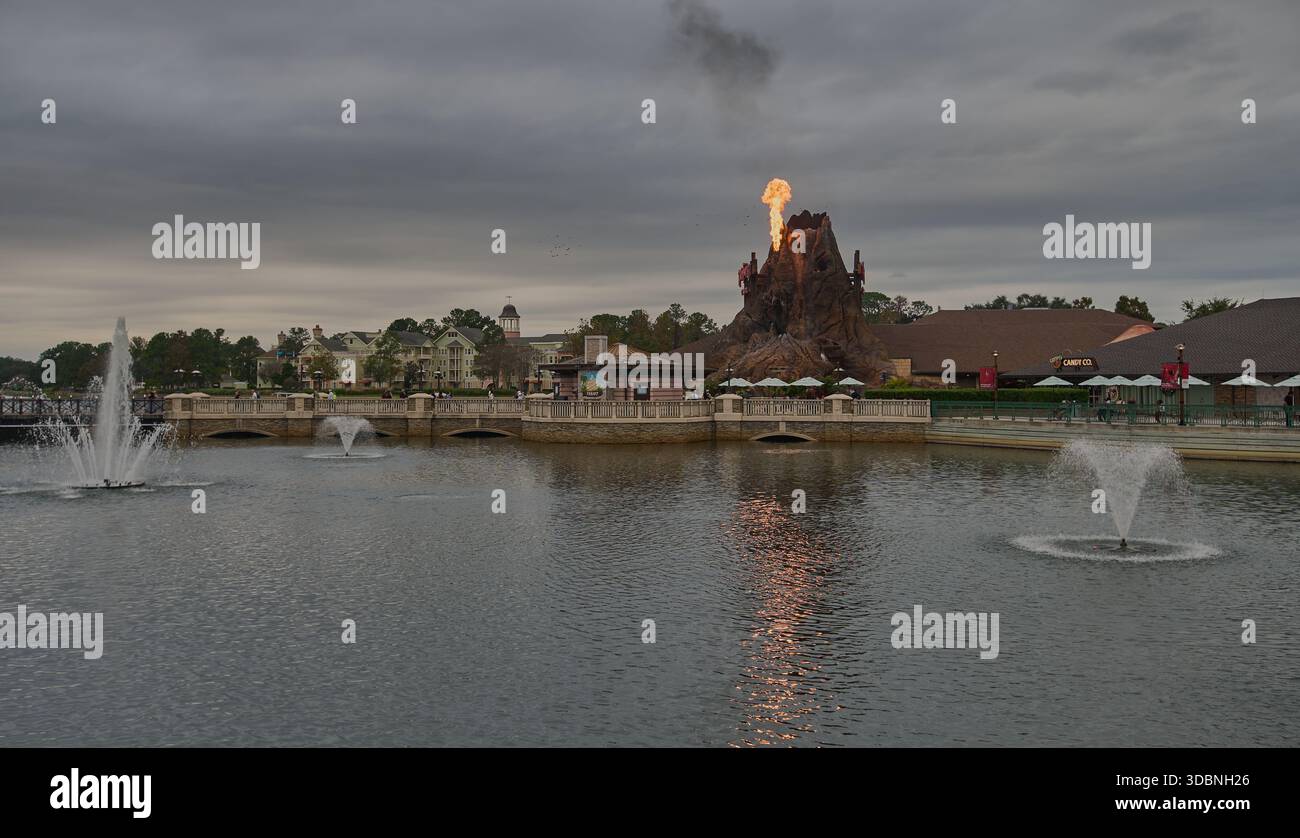 Orlando, Floride, États-Unis, 9 décembre 2025 :Disney Springs au Walt Disney World Resort. Prise de vue de l'après-midi montrant une éruption volcanique depuis le Rainforest Café Banque D'Images