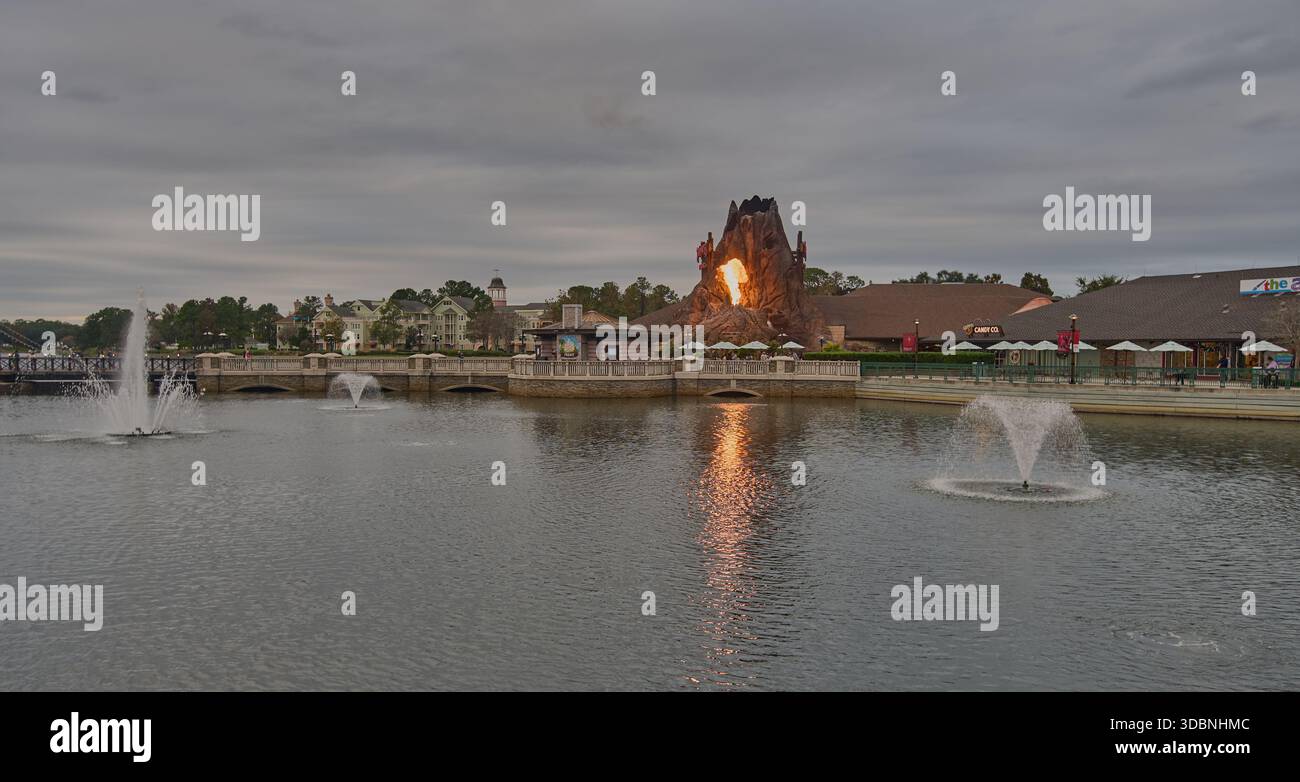 Orlando, Floride, États-Unis, 9 décembre 2025 :Disney Springs au Walt Disney World Resort. Prise de vue de l'après-midi montrant une éruption volcanique depuis le Rainforest Café Banque D'Images