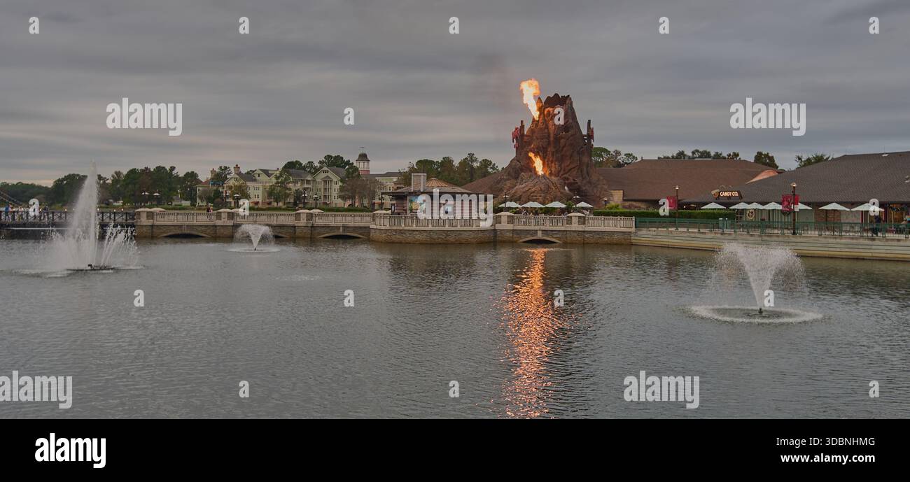 Orlando, Floride, États-Unis, 9 décembre 2025 :Disney Springs au Walt Disney World Resort. Prise de vue de l'après-midi montrant une éruption volcanique depuis le Rainforest Café Banque D'Images
