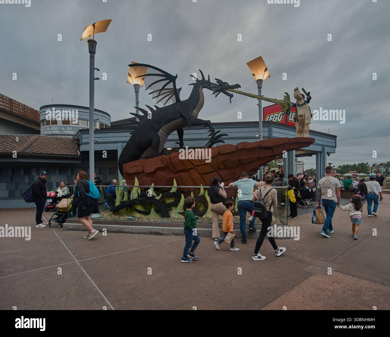 Orlando, Floride, États-Unis, 9 décembre 2025 :Disney Springs au Walt Disney World Resort. Photo de l'après-midi montrant l'entrée du magasin LEGO Banque D'Images