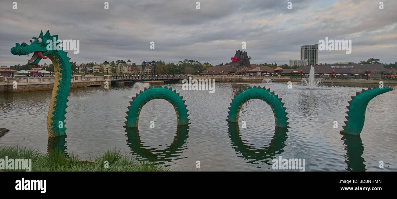 Orlando, Floride, États-Unis, 9 décembre 2025 :Disney Springs au Walt Disney World Resort. Photo de l'après-midi montrant Brickley le serpent de mer LEGO Banque D'Images