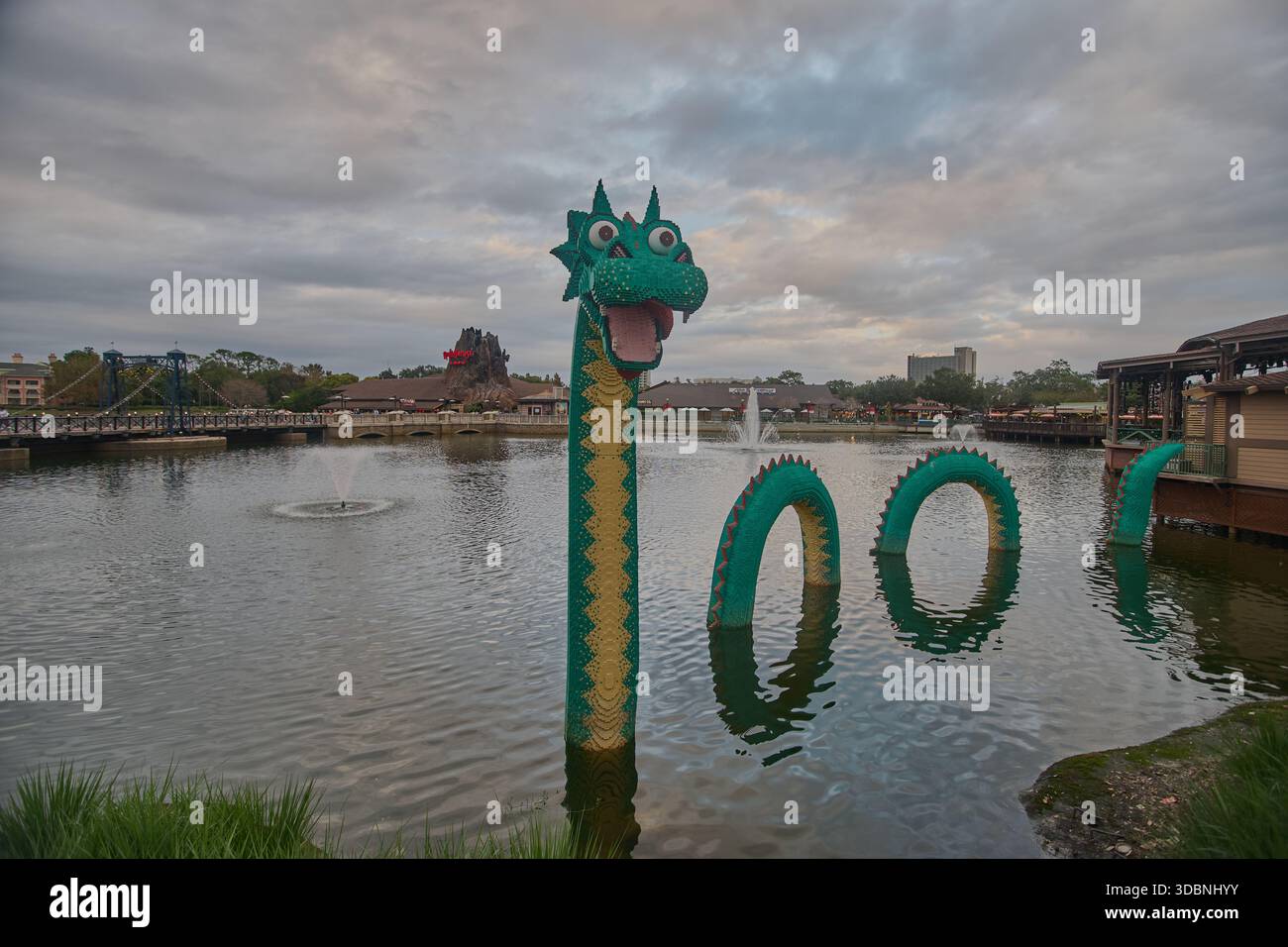 Orlando, Floride, États-Unis, 9 décembre 2025 :Disney Springs au Walt Disney World Resort. Photo de l'après-midi montrant Brickley le serpent de mer LEGO Banque D'Images