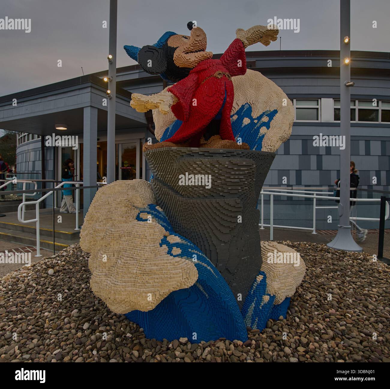 Orlando, Floride, États-Unis - 9 décembre 2025 : Disney Springs au Walt Disney World Resort. Photo de l'après-midi montrant la statue de Mickey Mouse Lego devant le magasin LEGO Banque D'Images