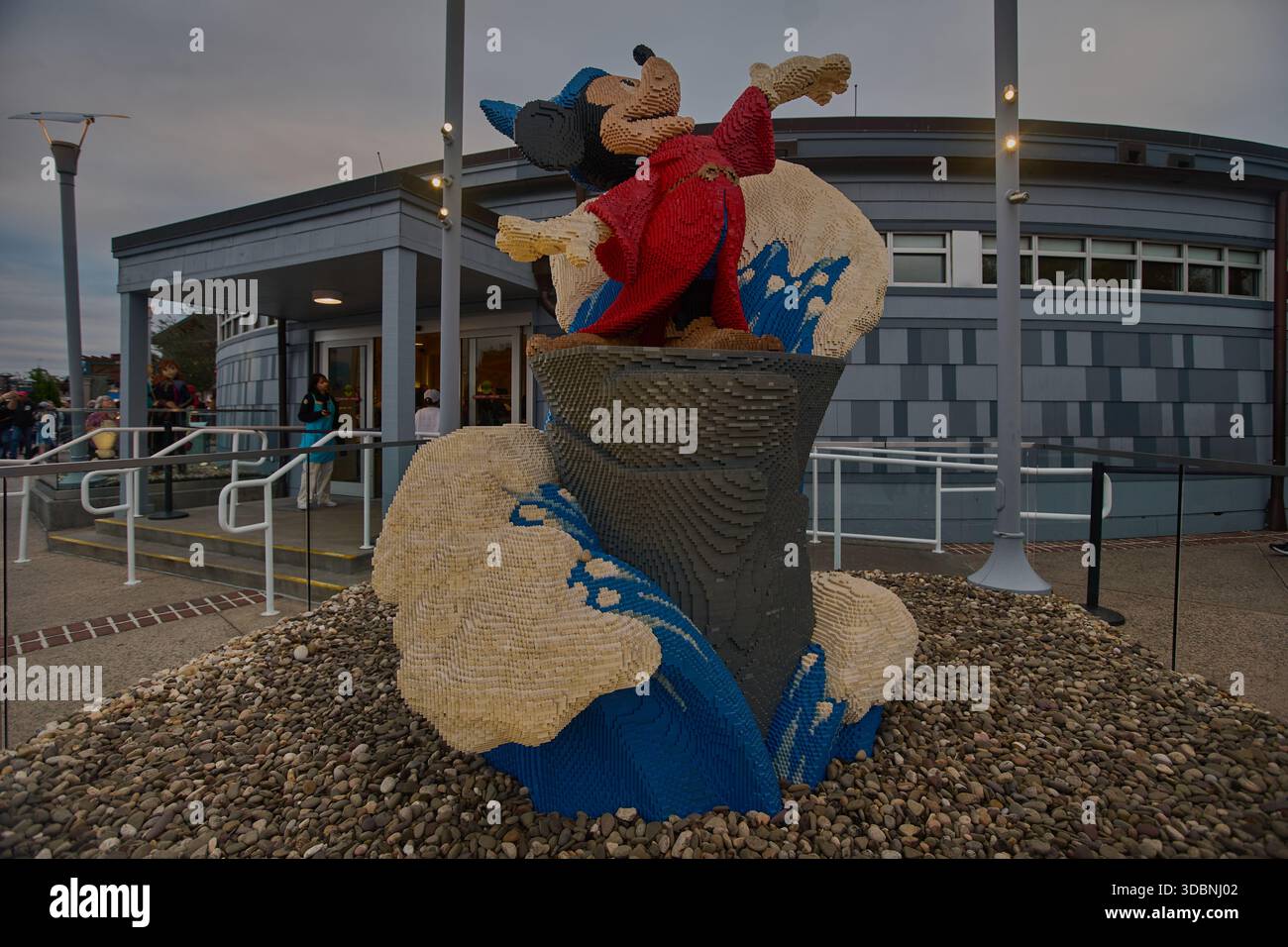 Orlando, Floride, États-Unis - 9 décembre 2025 : Disney Springs au Walt Disney World Resort. Photo de l'après-midi montrant la statue de Mickey Mouse Lego devant le magasin LEGO Banque D'Images