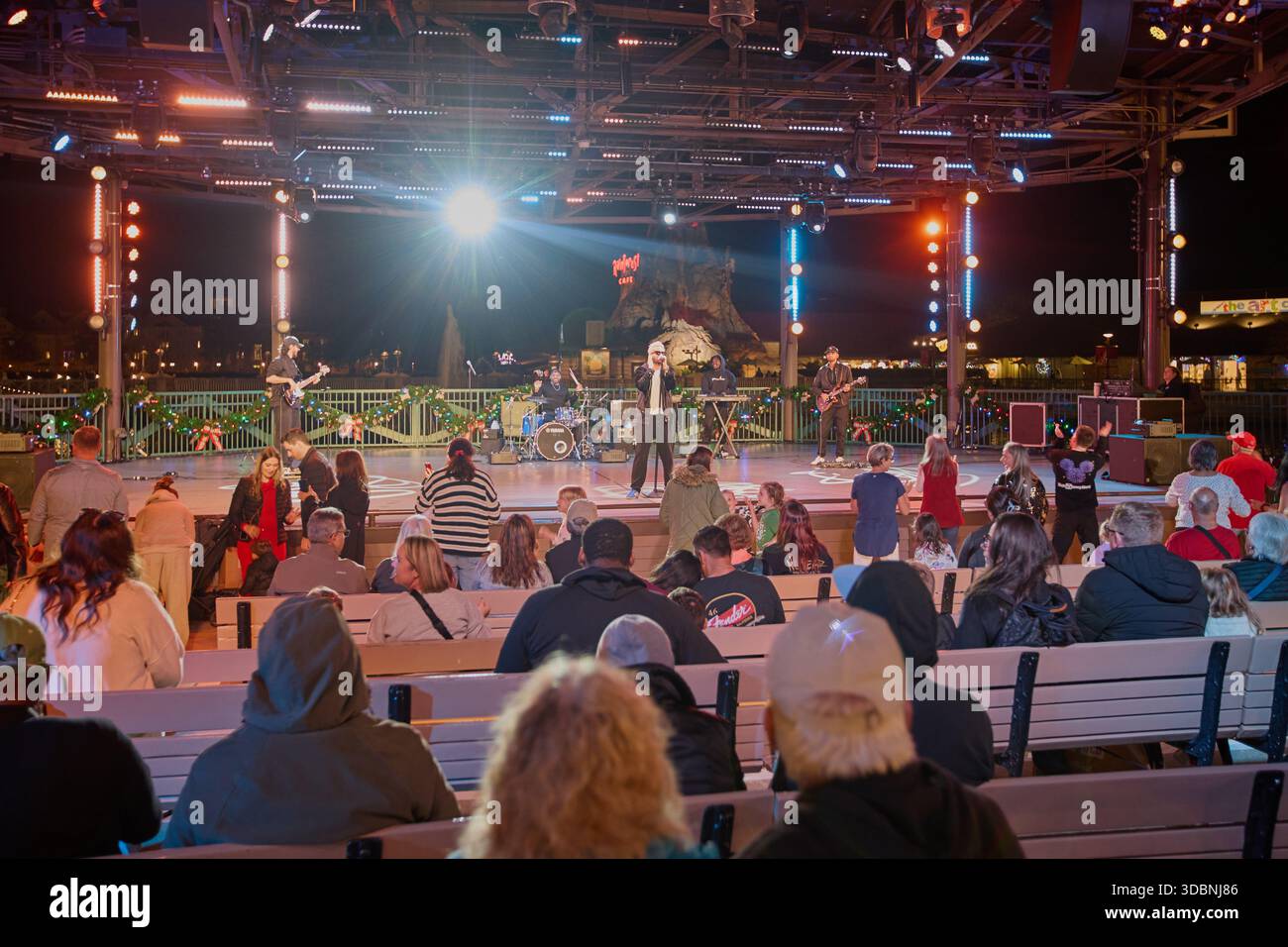 Orlando, Floride, États-Unis-9 décembre 2025 :Disney Springs est un complexe de divertissement au Walt Disney World Resort . Photo de nuit montrant la scène au bord de l'eau Banque D'Images