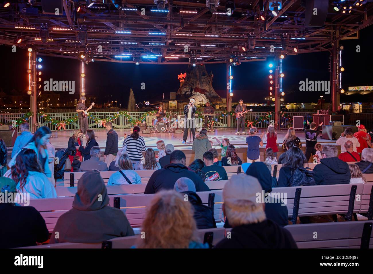 Orlando, Floride, États-Unis-9 décembre 2025 :Disney Springs est un complexe de divertissement au Walt Disney World Resort . Photo de nuit montrant la scène au bord de l'eau Banque D'Images